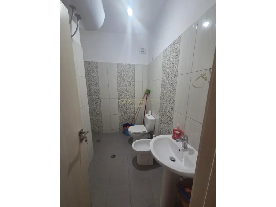 Tirane, jepet me qera apartament 1+1 Kati 1, 67 m² 400 € (Shkoze)
