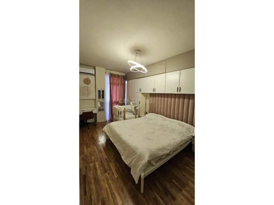 Tirane, jepet me qera apartament 2+1 Kati 11, 120 m² 1.000 € 