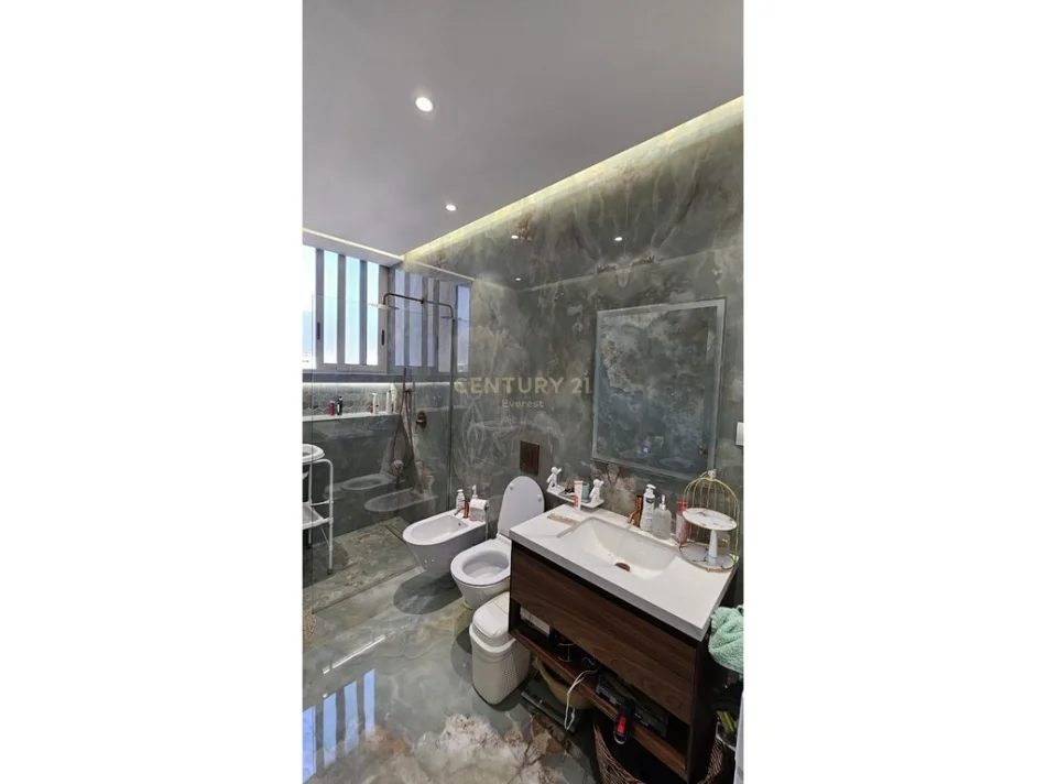 Tirane, jepet me qera apartament 2+1 Kati 11, 120 m² 1.000 € 