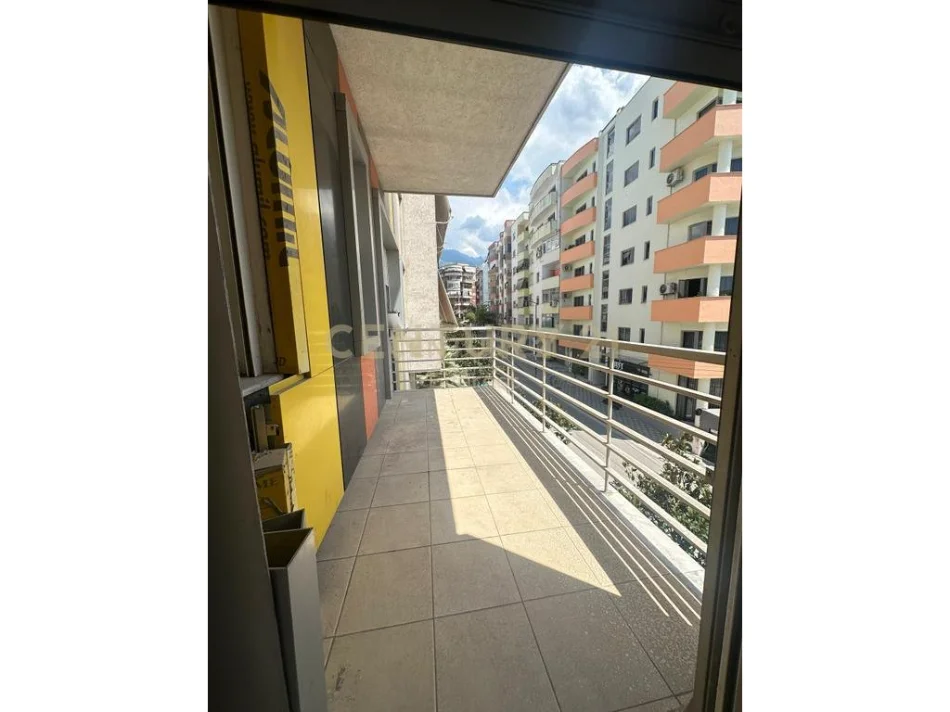 Tirane, jepet me qera apartament 2+1 Kati 2, 98 m² 490 € 