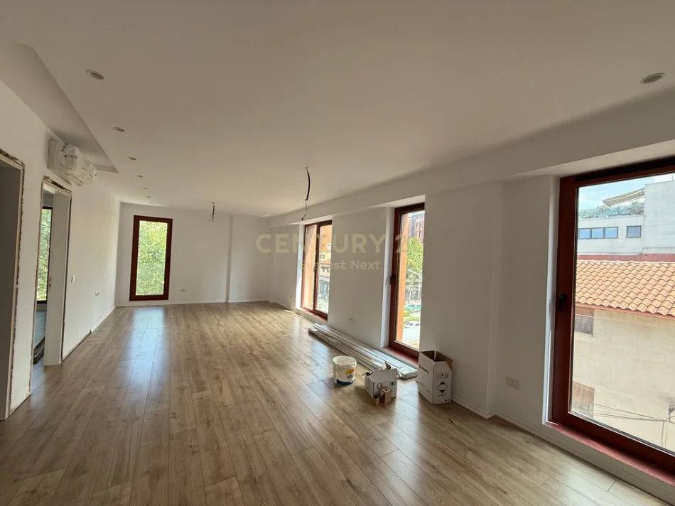 Tirane, jepet me qera zyrë 1+1 Kati 2, 85 m² 1.050 €