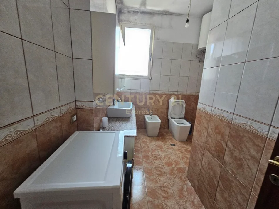 Tirane, jepet me qera apartament 2+1 Kati 4, 97 m² 550 € 