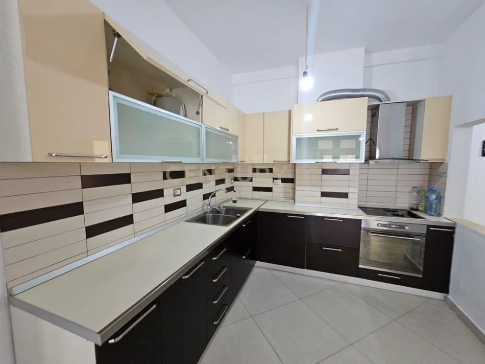 Tirane, jepet me qera apartament 2+1 Kati 4, 97 m² 550 € 