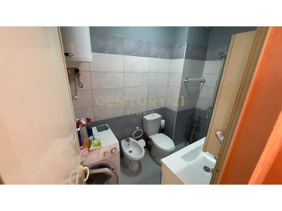 Tirane, jepet me qera apartament 2+1 Kati 8, 98 m² 700 € 