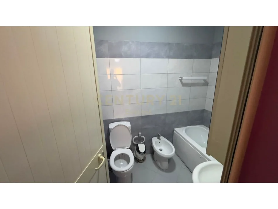 Tirane, jepet me qera apartament 2+1 Kati 8, 98 m² 700 € 