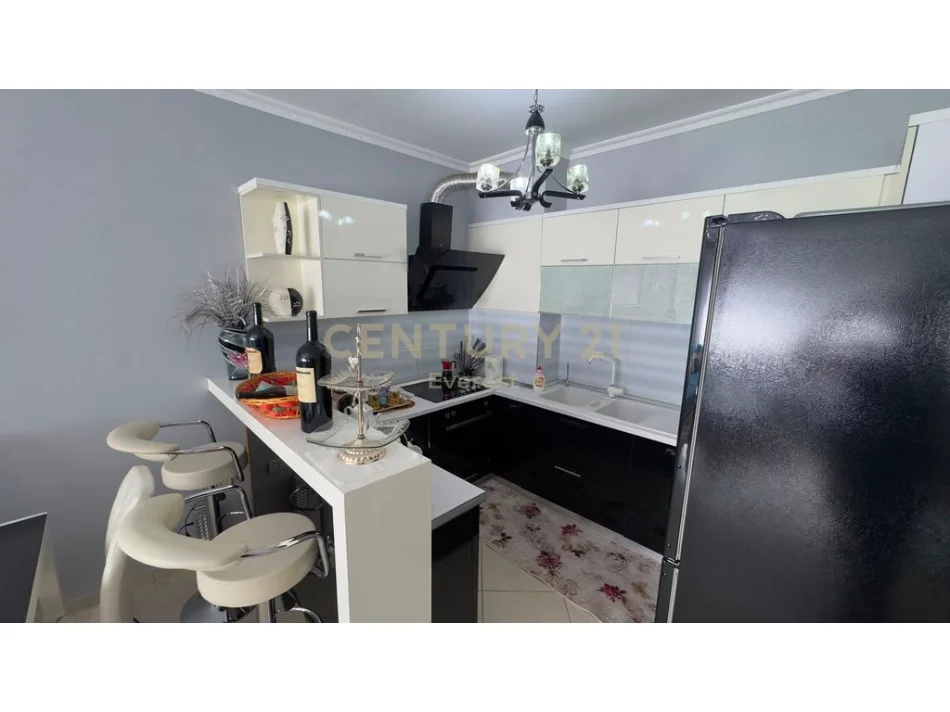 Tirane, jepet me qera apartament 2+1 Kati 8, 98 m² 700 € 