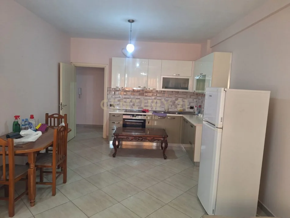 Tirane, jepet me qera apartament 1+1 Kati 8, 68 m² 450 € (Vila L)
