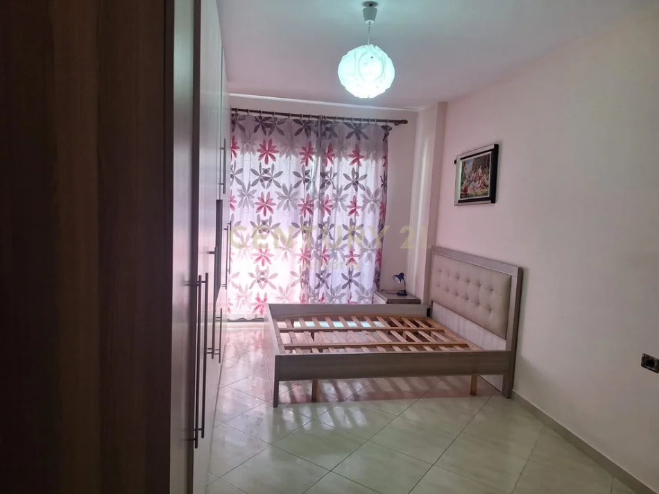 Tirane, jepet me qera apartament 1+1 Kati 8, 68 m² 450 € (Vila L)