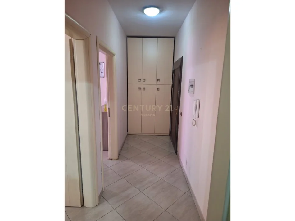 Tirane, jepet me qera apartament 1+1 Kati 8, 68 m² 450 € (Vila L)