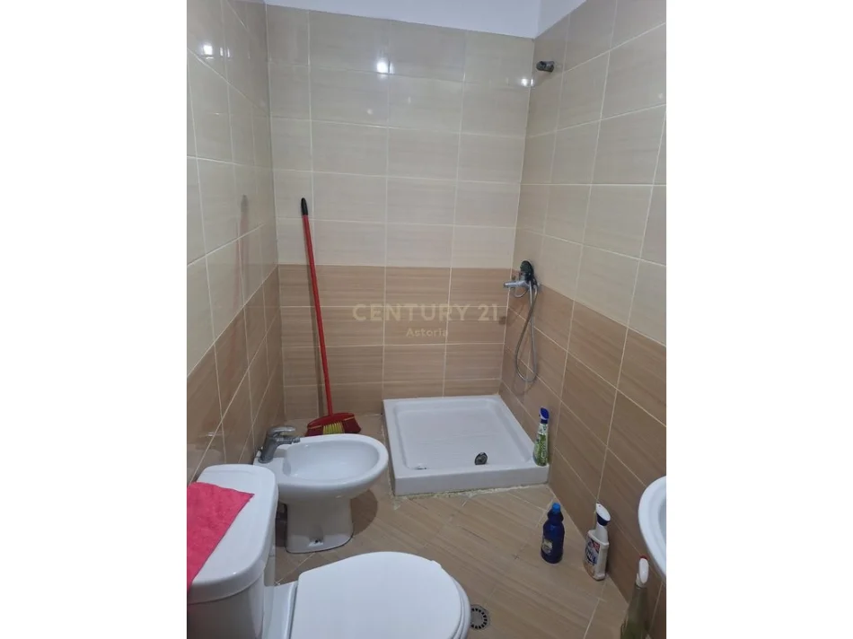 Tirane, jepet me qera apartament 1+1 Kati 8, 68 m² 450 € (Vila L)