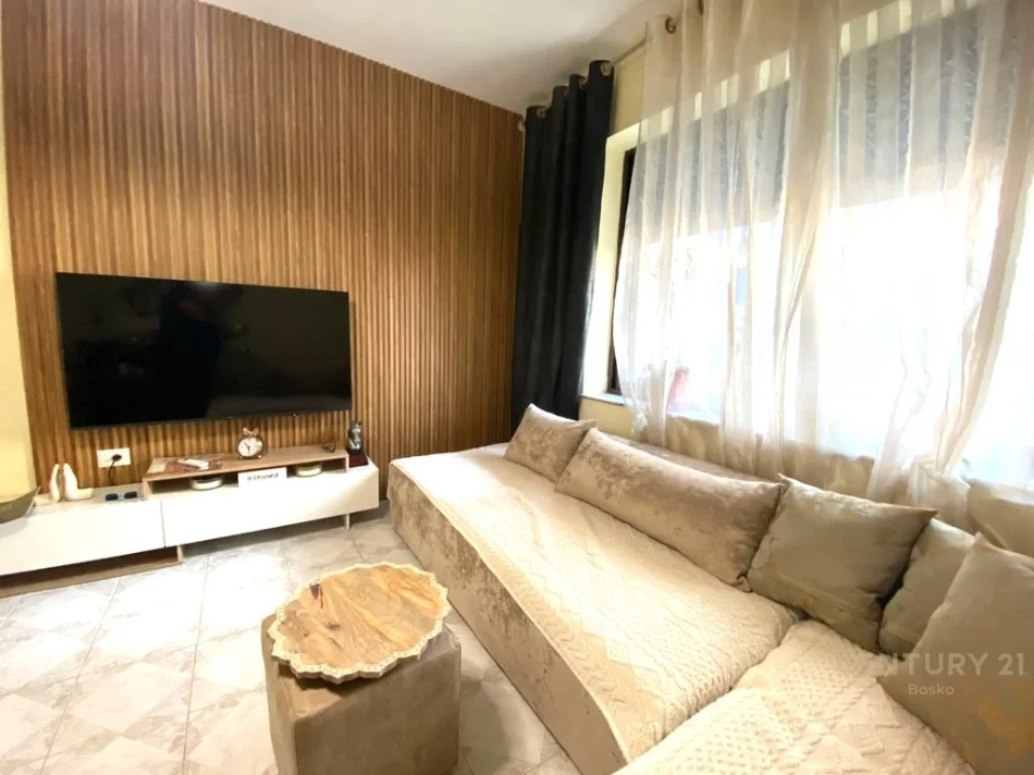 Tirane, jepet me qera apartament 1+1 Kati 1, 55 m² 500 € (Laprake)