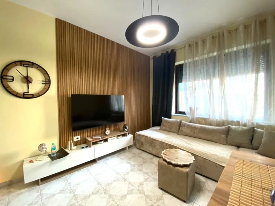 Tirane, jepet me qera apartament 1+1 Kati 1, 55 m² 500 € (Laprake)