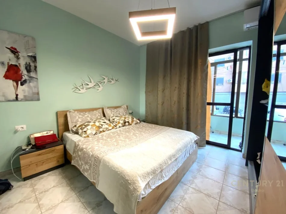 Tirane, jepet me qera apartament 1+1 Kati 1, 55 m² 500 € (Laprake)