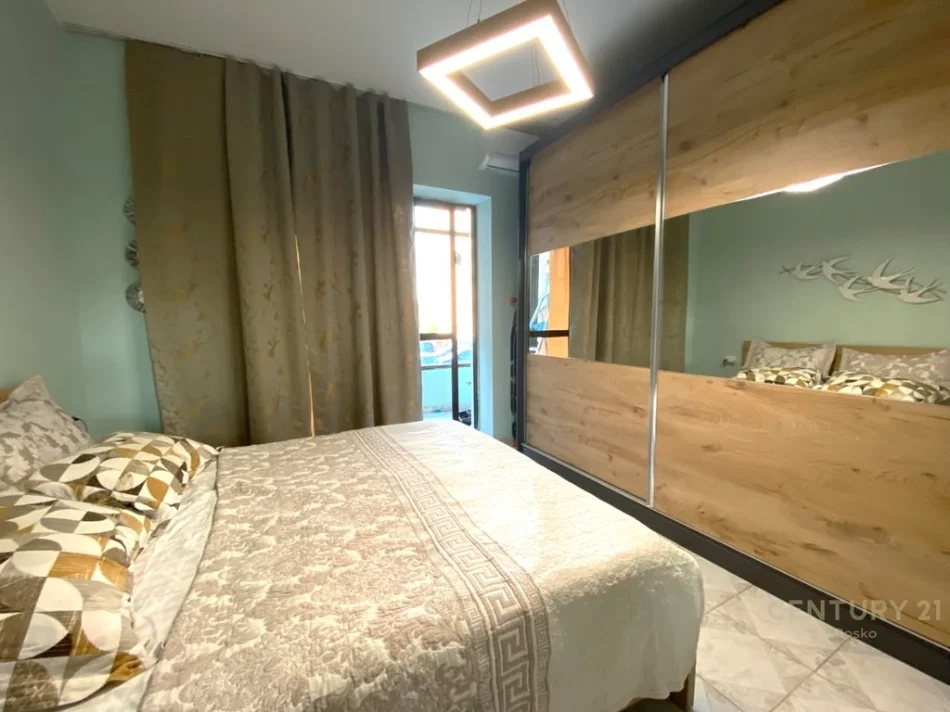 Tirane, jepet me qera apartament 1+1 Kati 1, 55 m² 500 € (Laprake)