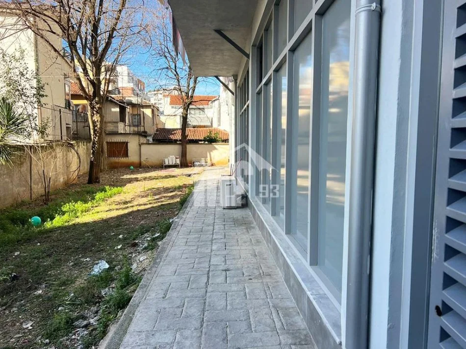 Tirane, jepet me qera dyqan Kati 0, 300 m² 2.400 € (PRANË GJIMNAZIT “PARTIZANI”)