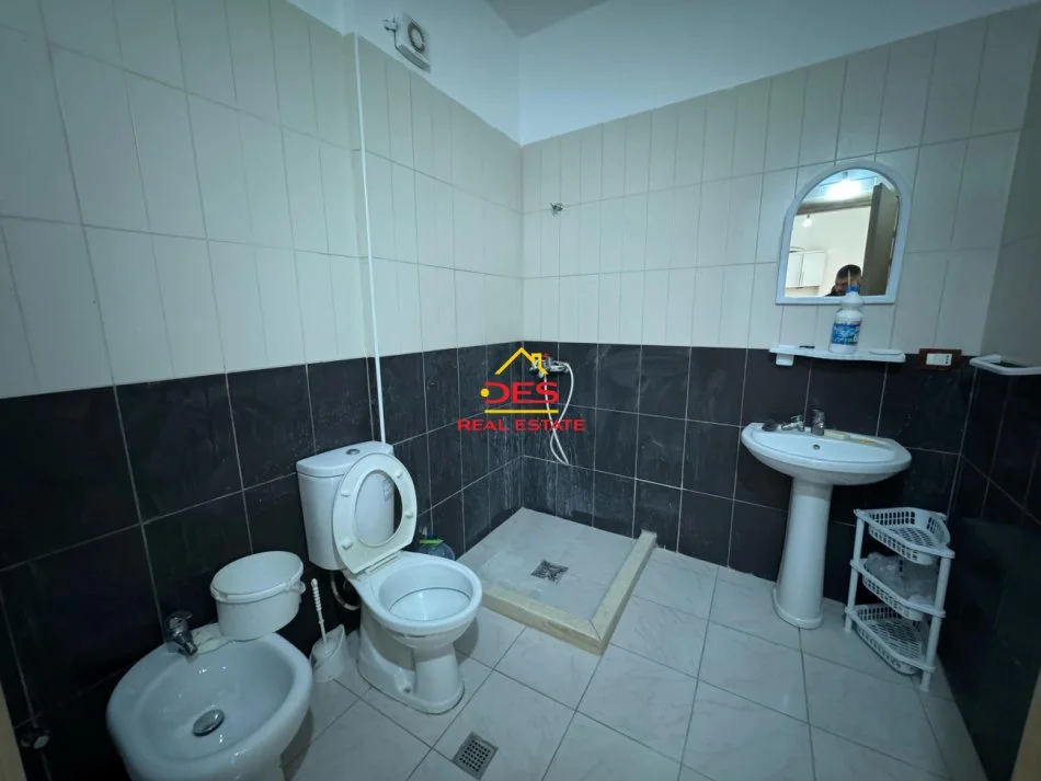 Vlore, jepet me qera apartament 1+1+Ballkon Kati 2, 70 m² 250 € (Rruga Çamëria)