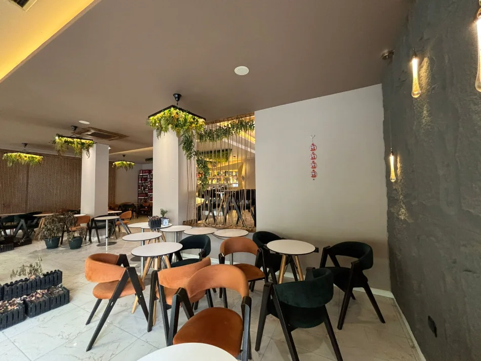 Tirane, jepet me qera Astir  bar-kafe Lokal Kati 0, 90 m² 2.000 €