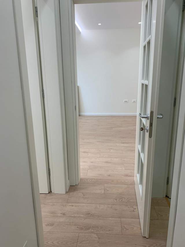 Tirane, jepet me qera zyre Kati 4, 130 m² 1.200 Euro (Rruga Ibrahim Rugova)