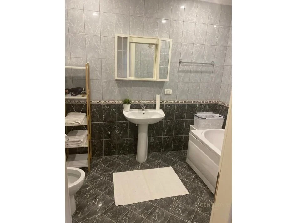 Tirane, jepet me qera apartament 2+1 Kati 3, 105 m² 950 € (Komuna e Parisit)