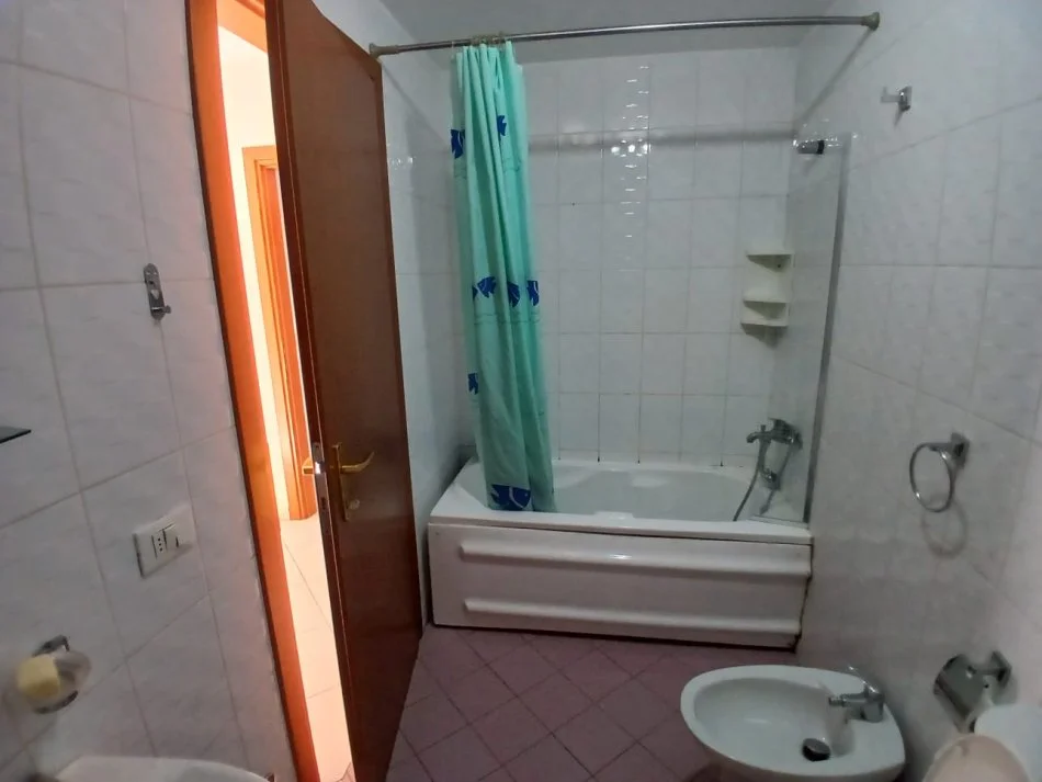 Tirane, jepet me qera apartament 2+1+Aneks Kati 9, 115 m² 750 € (Rruga Barrikadave,prane kryqezimi 9-kateshet)