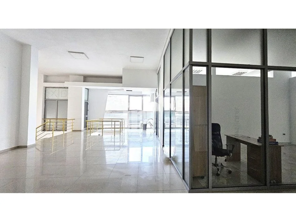 Tirane, jepet me qera zyre Kati 2, 55 m² 400 € (BULEVARDI “ZHAN D'ARK”, PRANE GJYKATES SË APELIT)