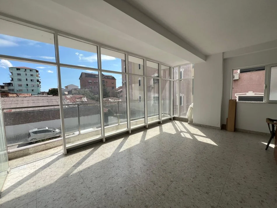 Tirane, jepet me qera zyre Kati 1, 92 m² 920 € (RRUGA E DIBRES)