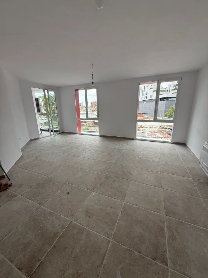Tirane, jepet me qera apartament 2+1 Kati 1, 98 m² 700 € (Farmacia 10)