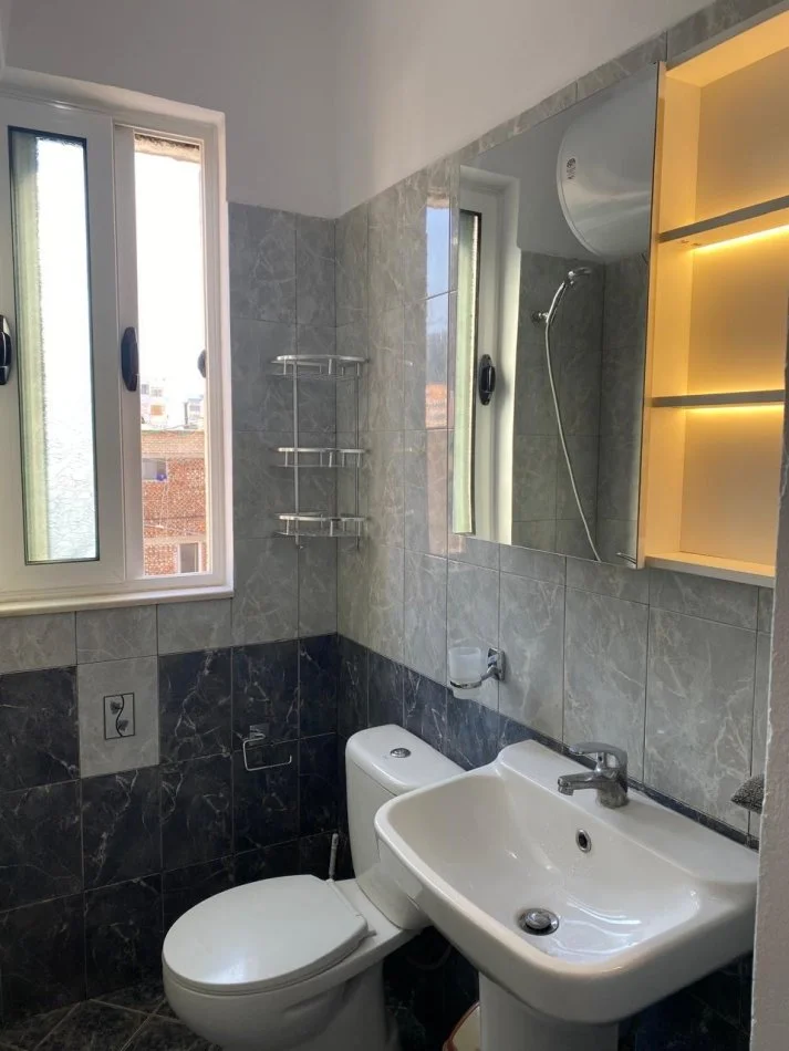 Tirane, jepet me qera apartament 2+1+Ballkon , 600 € (Rruga e Kavajes)