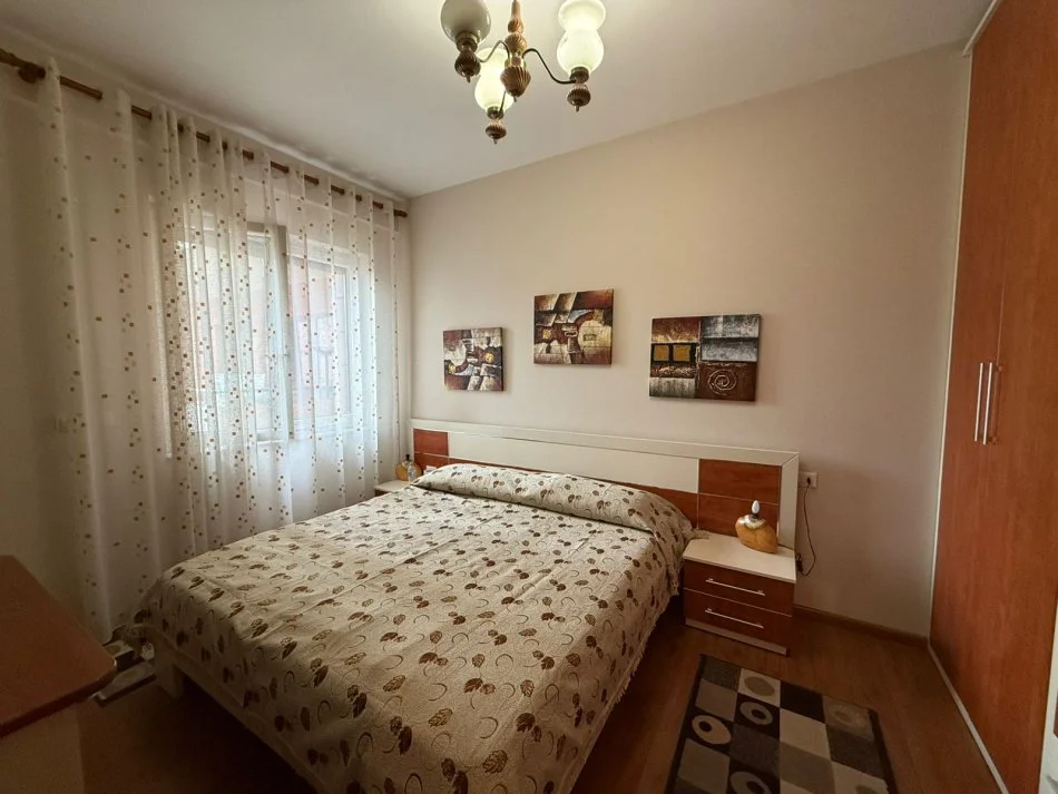 Tirane, jepet me qera apartament 1+1+Ballkon Kati 5, 75 m² 700 € (APARTAMENT 1+1 ME QIRA RR.BOGDANEVE)