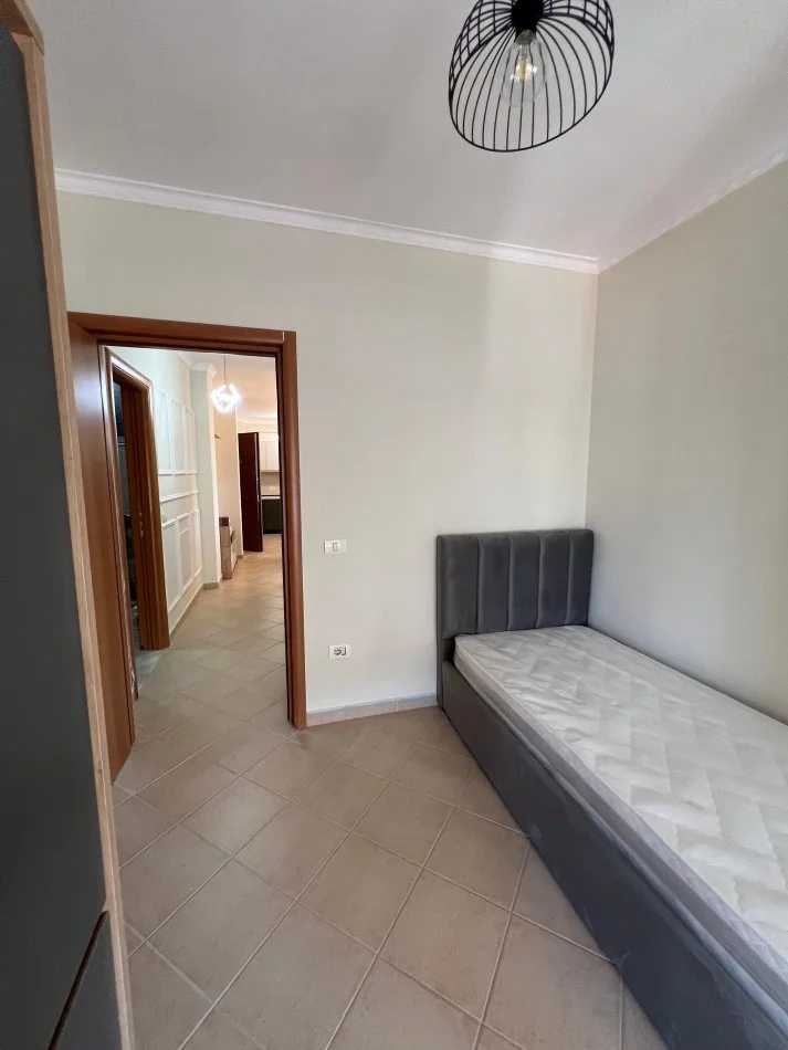 Tirane, jepet me qera apartament 3+1+Ballkon Kati 5, 140 m² 600 € (Fresk)