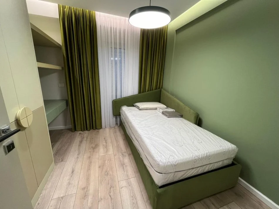 Tirane, jepet me qera apartament 3+1+Ballkon Kati 1, 145 m² 1.800 € (Kodra e diellit 2)