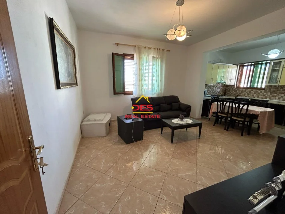 Vlore, jepet me qera shtepi 2+1+Ballkon Kati 3, 120 m² 400 € (Rruga Janaq Kilica)