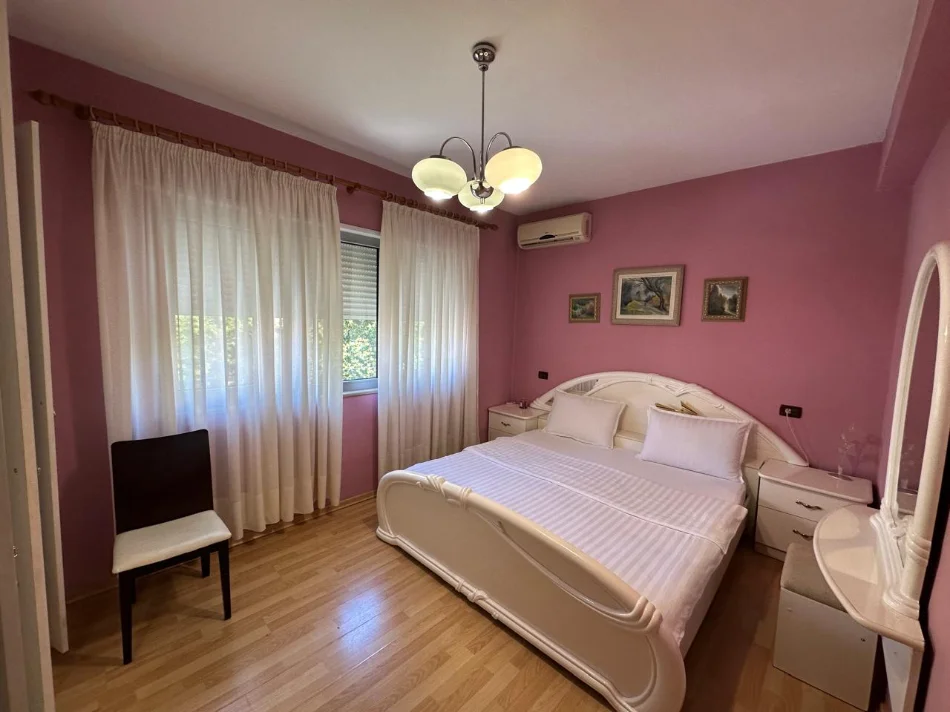 Tirane, jepet me qera apartament 2+1 Kati 2, 90 m² 600 € (Rruga Fortuzi ,Ministria e Drejtesis)