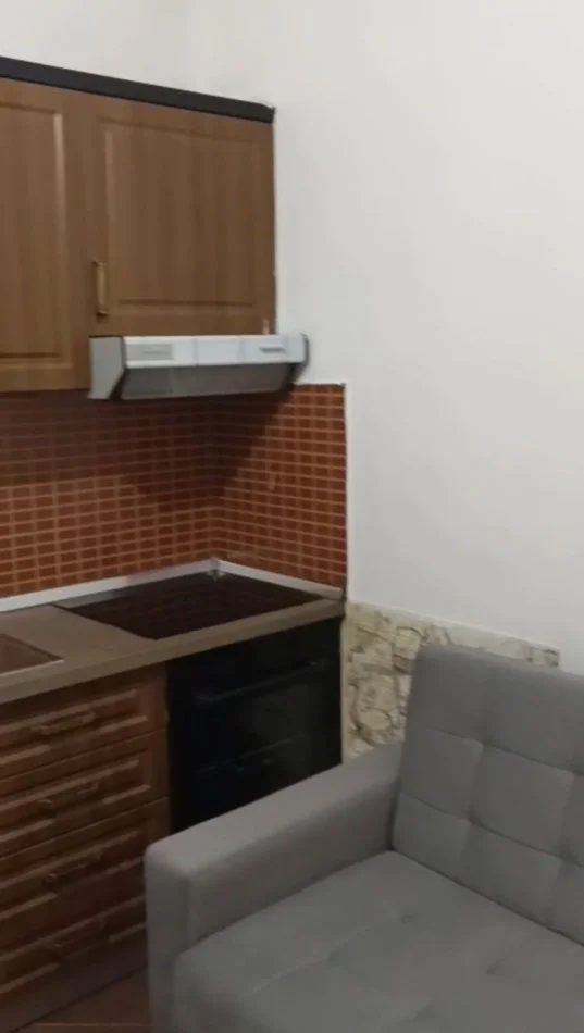 Tirane, jepet me qera apartament 1+1+Ballkon Kati 3, 60 m² 400 € (rruga 5 Maj)