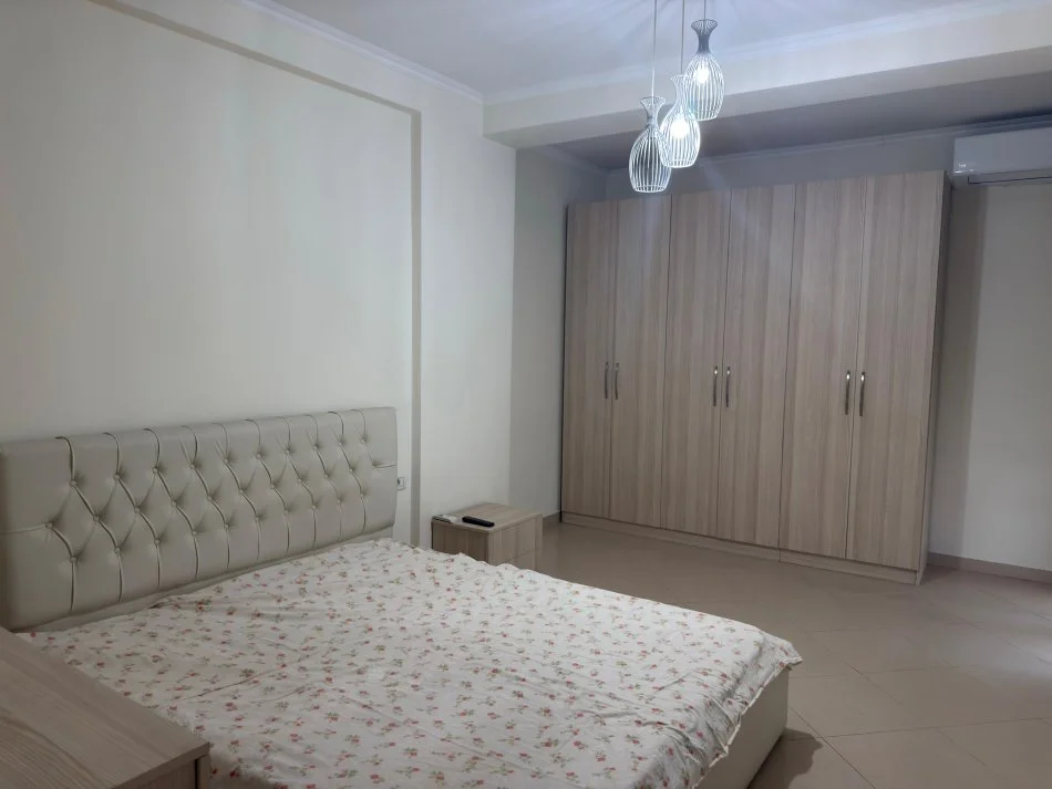 Tirane, jepet me qera apartament 2+1 Kati 7, 120 m² 