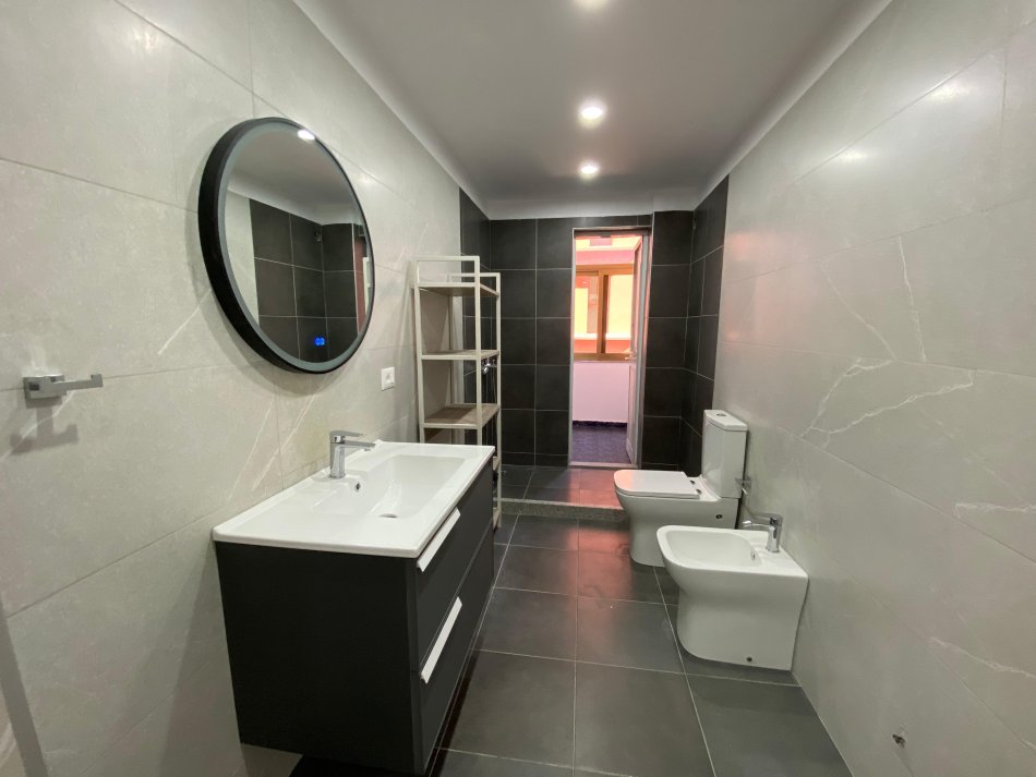 Tirane, jepet me qera zyre Kati 1, 125 m² 1.200 € (BLLOK)