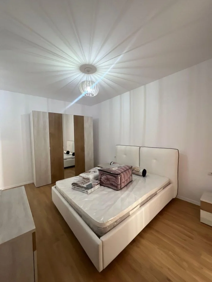 Tirane, jepet me qera apartament 2+1+Ballkon Kati 2, 124 m² 700 € (Xhanfize keko)