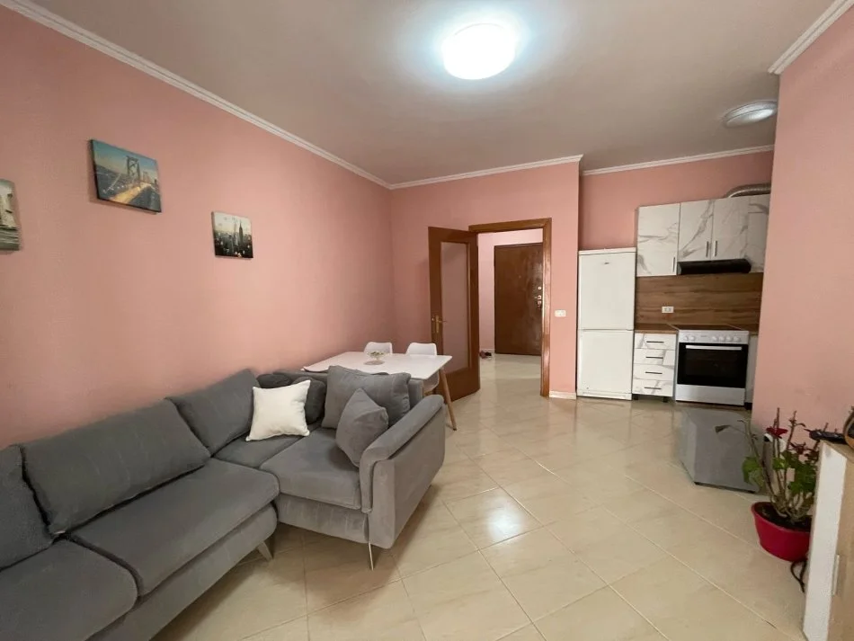 Tirane, qera apartament 1+1- 550uro personi siper qendres kristal center (KOMUNA E PARISIT)