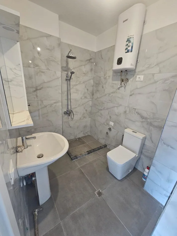 Tirane, jepet me qera apartament 2+1+Ballkon , 450 € 