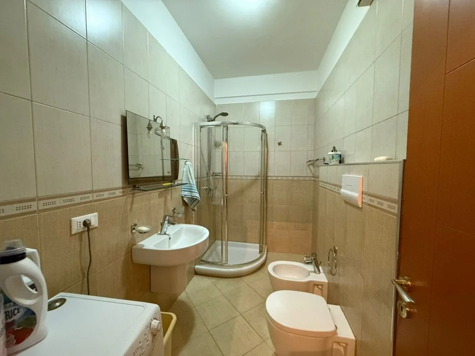 Tirane, jepet me qera apartament 1+1+Ballkon Kati 5, 75 m² 700 € (APARTAMENT 1+1 ME QIRA RR.BOGDANEVE)