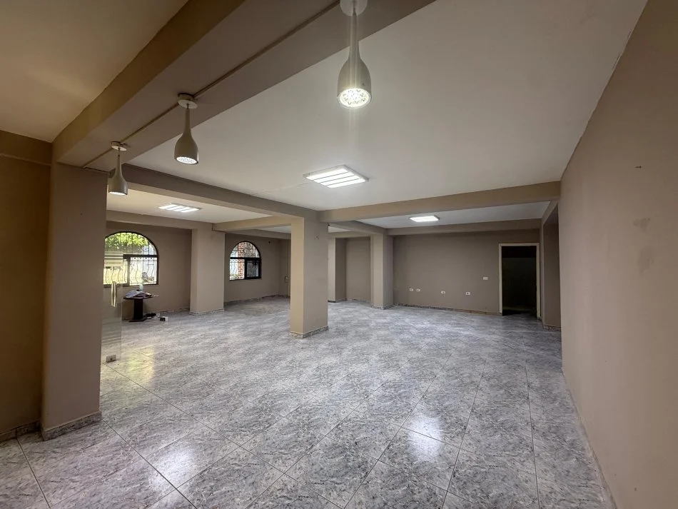 Tirane, shitet lokal Kati 0, 125 m² 215.000 € (Xhamlliku)