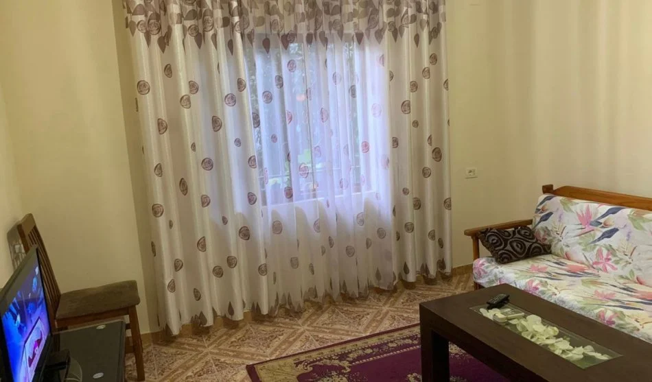 Tirane, jepet me qera Vile 1+1 , 45.000 € (Prane Restorant Gjeli)