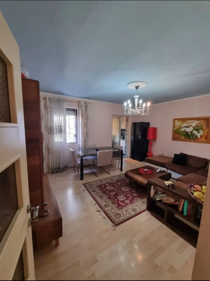 Tirane, jepet me qera apartament 2+1+Ballkon , 75 m² 700 € 