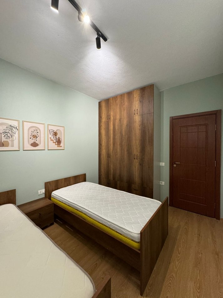 Tirane, jepet me qera apartament 1+1+Ballkon Kati 3, 60 m² 400 € (kongresi i manastirit)