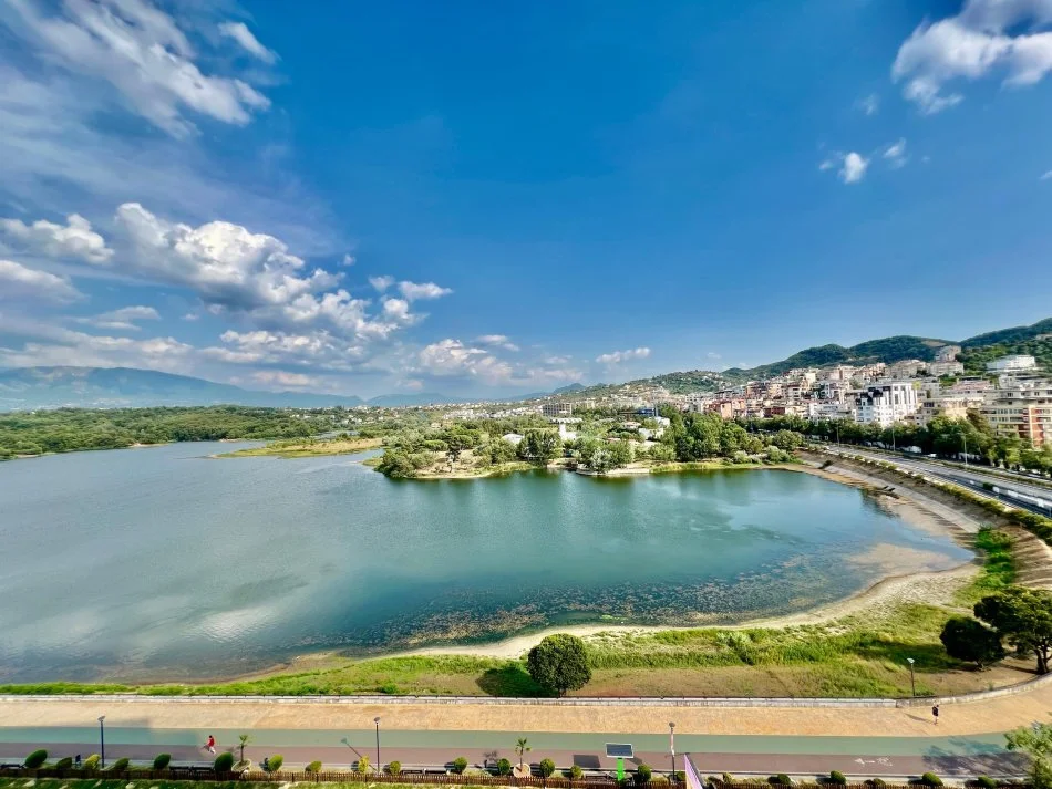 Tirane, jepet me qera apartament 1+1+Aneks+Ballkon Kati 9, 68 m² 1.300 € (LIQENI ARTIFICIAL , LAKE VIEW)