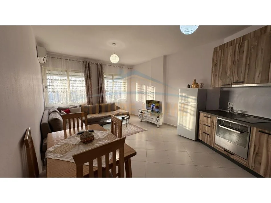 Tirane, jepet me qera apartament 1+1+Ballkon Kati 8, 65 m² 510 € (Stacioni i Trenit)