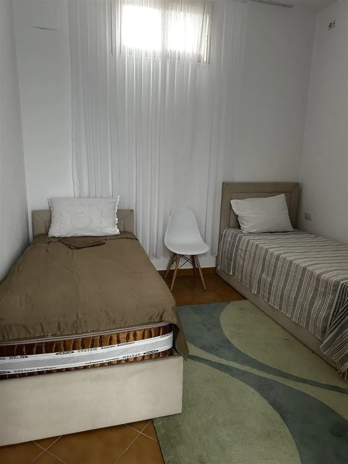 Tirane, jepet me qera apartament 2+1+Ballkon Kati 3, 100 m² 400 € (Rruga : Izet Deda)