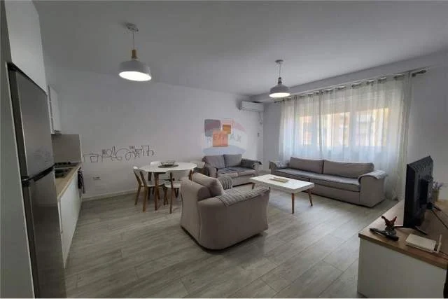 Tirane, jepet me qera apartament 3+1 Kati 7, 120 m² 850 Euro (Qender,Prane 15 Kateshit)