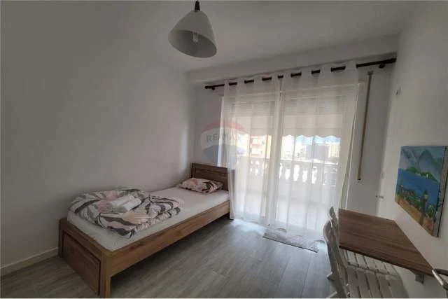 Tirane, jepet me qera apartament 3+1 Kati 7, 120 m² 850 Euro (Qender,Prane 15 Kateshit)