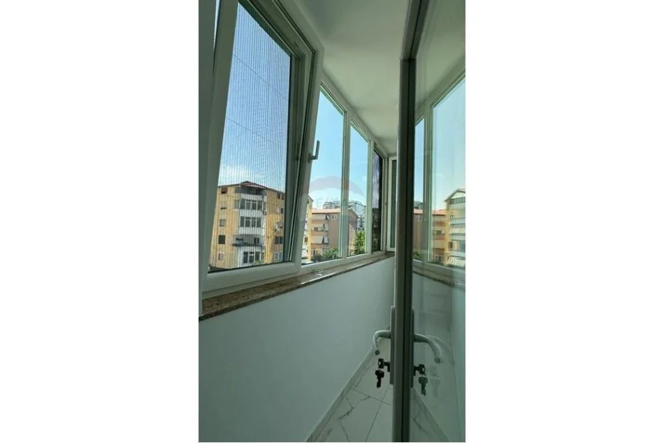 Tirane, jepet me qera apartament 2+1 Kati 3, 100 m² 850 € (Komuna e Parisit)